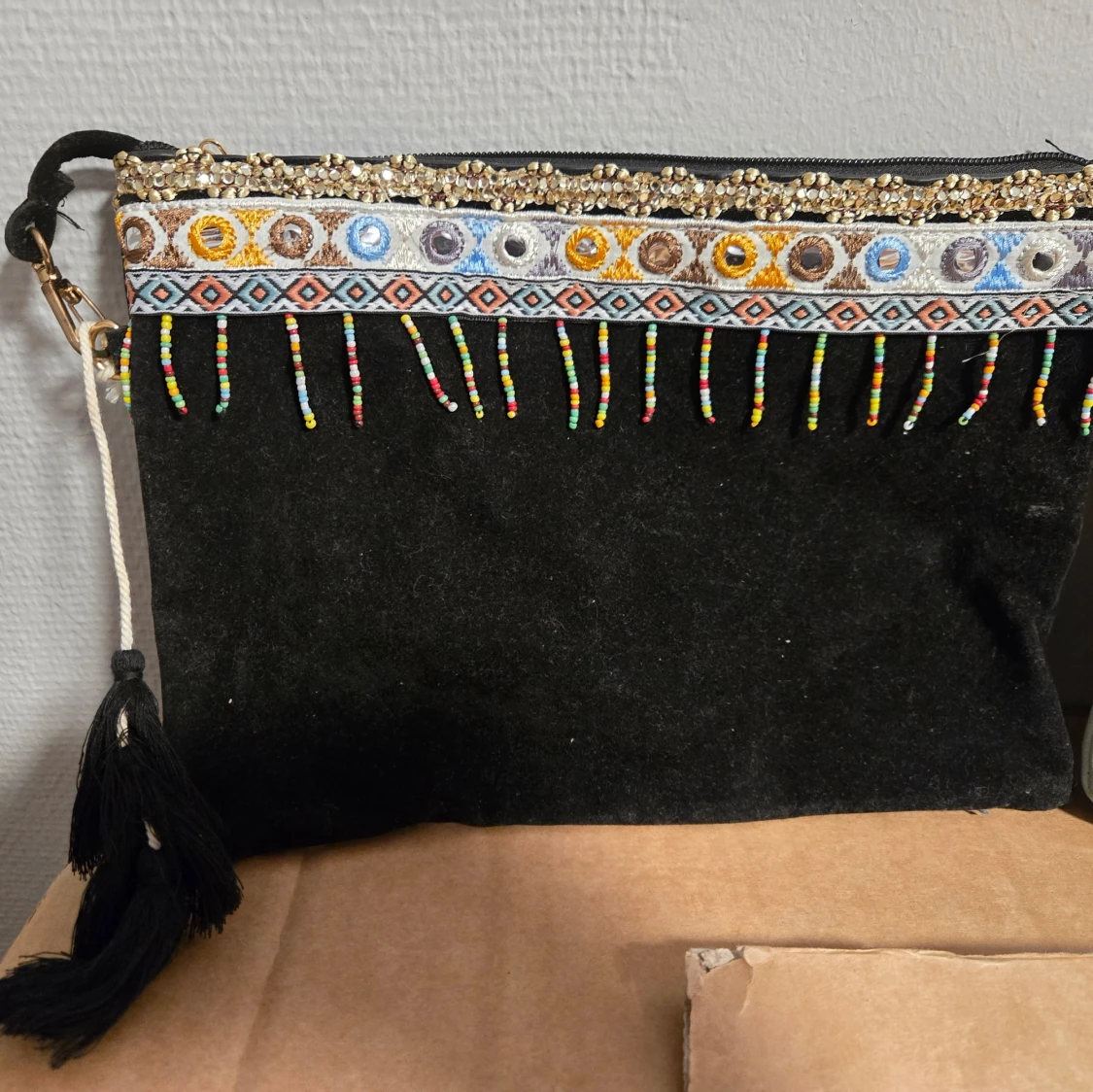 Två kuvertväskor med broderi och pärlor