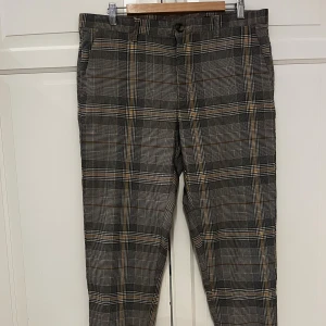 Rutig kostymbyxa Only & Sons 33/34 - Snygga kostymbyxor från Only & Sons. Aldrig använda. 