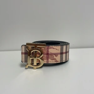 Burberry Bälte  - Hejsan, säljer ett helt nytt bälte aldrig tidigare använd. Storlek 110cm. Postar alltid inom 24h efter köpet. Skriv gärna om du har fler frågor.