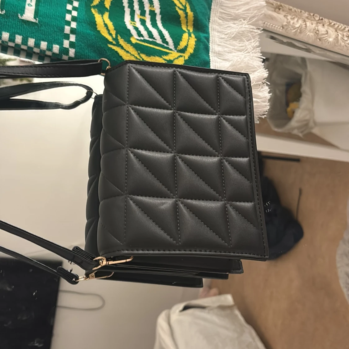 Svart quiltad axelväska med guldspänne - 2