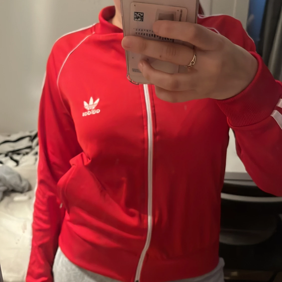 Röd Adidas med vita ränder