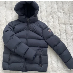 Mörkblå colmar jacka - Mörkblå dunjacka från colmar, så snygg och skön! Riktigt varm fastän den inte är så tjock 💞