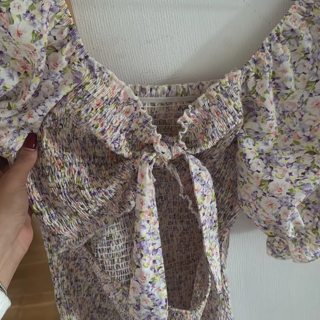 Blommig kortklänning med puffärm - 3