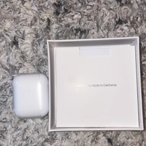 Apple AirPods 2 - Säljer ett par Apple AirPods 2 i mycket fint skick, komplett med originalförpackning och laddningsetui. Inga synliga repor eller skador, fungerar utmärkt. Perfekt för trådlös musik och samtal med smidig anslutning till Apple-enheter.