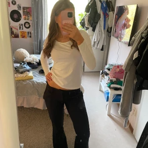 Svarta bootcut kostymbyxor från BikBok med låg midja  - Snygga svarta bootcut-byxor från BikBok i storlek 38 men skulle säga att det är en 36. Byxorna har låg midja och ett klassiskt, stilrent snitt med lätt utsvängda ben. Materialet är mjukt och följsamt, perfekt för dig som gillar en clean look. Passar dig som vill ha en trendig siluett. Jag är 167 och byxorna var lite för långa för mig så har gått sönder de någon cm längst ner, men annars bra skick 