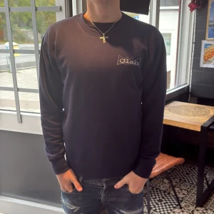 Navy sweater från Glah - Säljer en navy sweatshirt från Glah med broderad logga på bröstet. Klassisk rund halsringning och långa ärmar. Tröjan har en clean look och är tillverkad i mjuk bomull, perfekt för chill dagar. Materialet är perfekt och tröjan är varm och passar perfekt för en kylig höstkväll! Köpt från Glah.micca.se