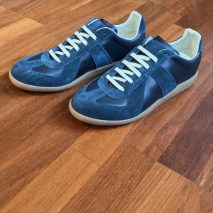 Maison margiela gats - Endast använda ett fåtal gånger, helt utan synliga defekter. Säljer då de är för små för mig. Priset kan diskuteras vid snabb affär. Tveka inte på att höra av dig vid minsta fundering.