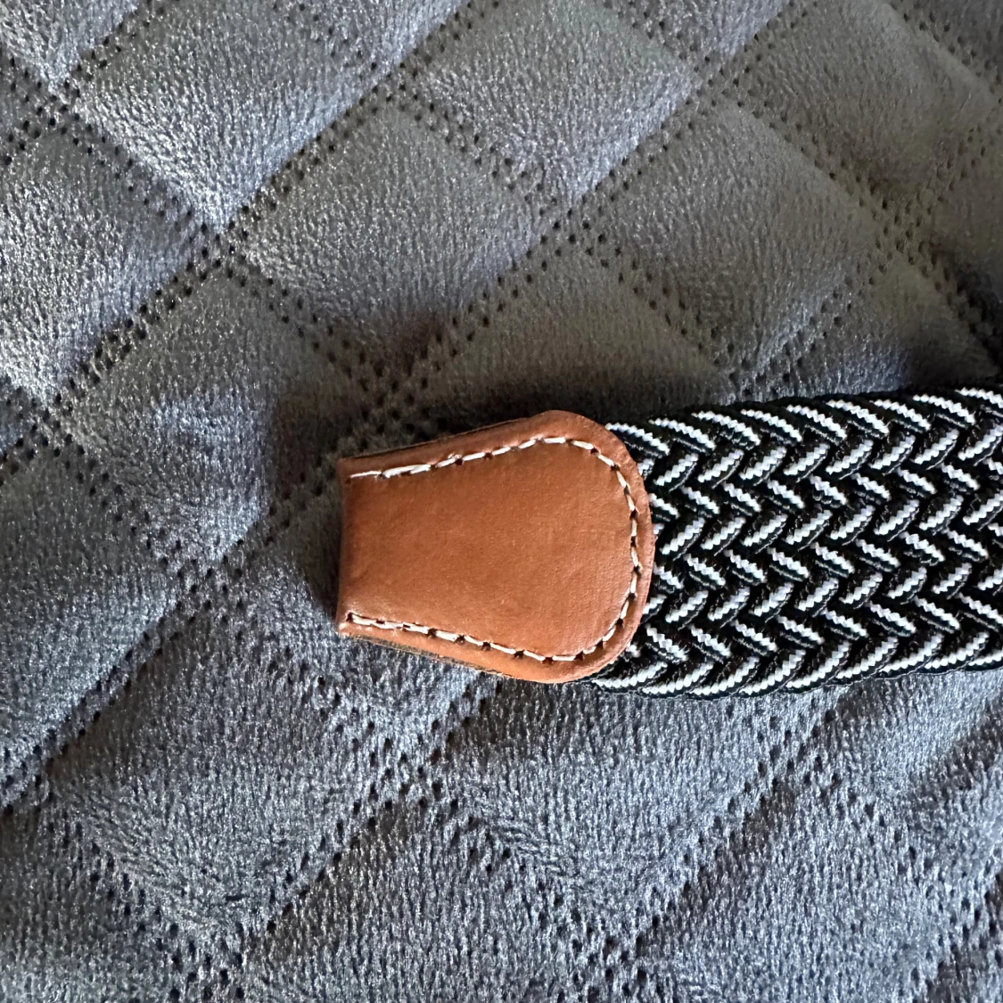 Svartvitt flätat bälte med skinn - 2