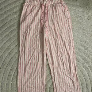 Victoria’s Secret pyjamas byxor  - Säljer dessa tyg pyjamas byxor från Victorias secret då de inte kommer till användning. De är uppsydda då de var för långa för mig. Jag är 155 cm lång. De är ej i satin.