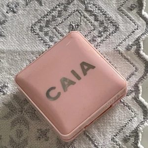 CAIA rouge i persikoton - Rouge från CAIA i en snygg persikoton. Kommer i en söt, fyrkantig rosa plastförpackning med spegel i locket. Perfekt för att ge kinderna en fräsch färg och glow. Enkel att ta med i väskan tack vare sitt smidiga format. är trasig (sprucken) 	•	sitter löst i dosan! CAIA Cosmetic. Ser exakt ut som på bilderna. #Caiacosmetics