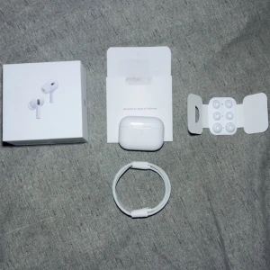 AirPods Pro (2nd generation) USB-C - Helt nya AirPods Pro 2, endast öppnade för att ta bilder. Säljer billigt pga att jag behöver pengarna samt att jag ej har kvitto eftersom jag fick dem i present i somras. Köpta från Elgiganten. Har ni några frågor eller funderingar är det bara att skriva! Priset är ej spikat i sten! 