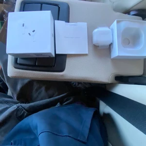 AirPods (3rd generation) - Säljer ett par Apple AirPods (3rd generation) i nyskick med originalförpackning och tillbehör. Trådlösa hörlurar med MagSafe-kompatibelt laddningsetui. Perfekt för musik, samtal och träning. Inga synliga defekter eller slitage, fungerar utmärkt.