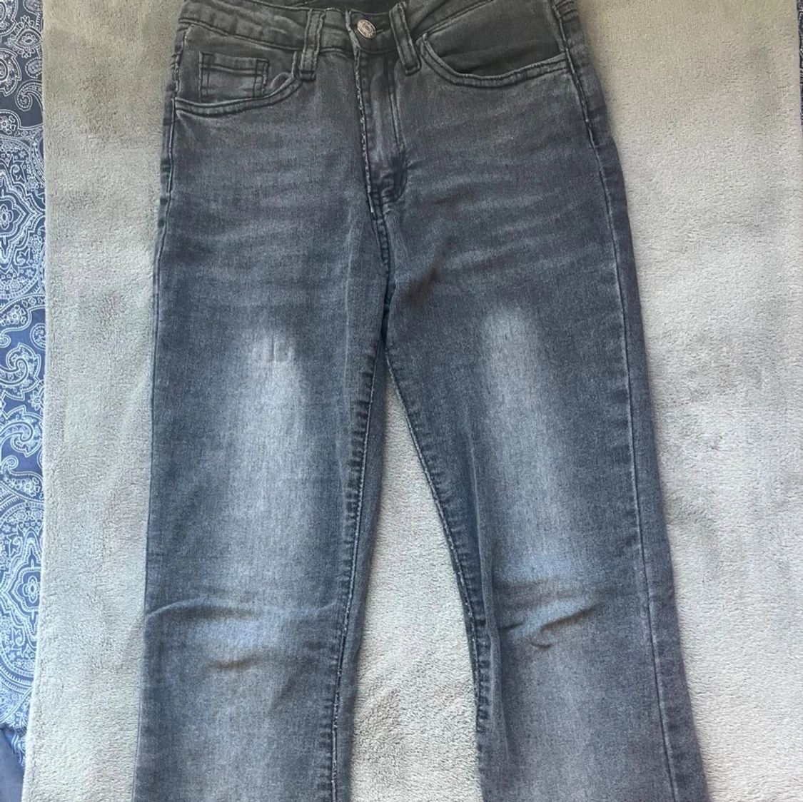 Grå bootcut jeans med tvättad look