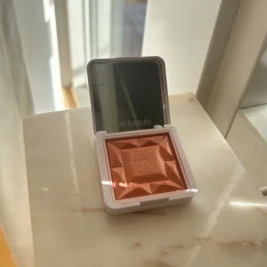 RMS Beauty persikofärgad rouge - ✨ RMS Beauty Rouge – Mai Tai 🍑 Lätt skimrande persikofärgad rouge som ger kinderna glow ✨ Kommer i snygg vit dosa med spegel 🪞 Köpt september 2025, kvitto finns 🛍️ Säljer då nyansen tyvärr inte passar mig 💛
