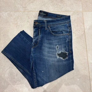 Valentino Jeans! - Säljer dessa feta Valentino jeans i färgen blå, Det är i bra skick och sitter som 29/32 typ, hör av dig vid intresse!!🎉Nypris ligger runt 7000kr!