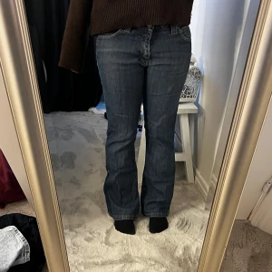 Blå bootcut jeans från Lee - Snygga blå jeans från Lee med klassisk bootcut-passform och normal midja. Stoleken är 30/31 men skulle säga att den är mindre än så, passar bra på mig som vanligt vis har 27/28