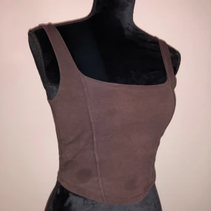 Brunt croppat linne - Fläckarna syns inte lika tydligt i verkligheten. Längd ca 40cm.