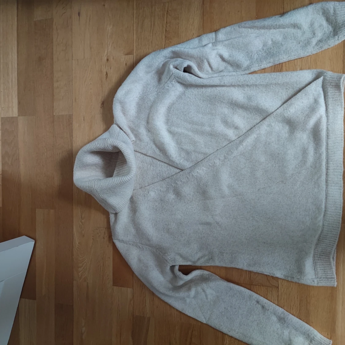 Beige polotröja från Guess - 1