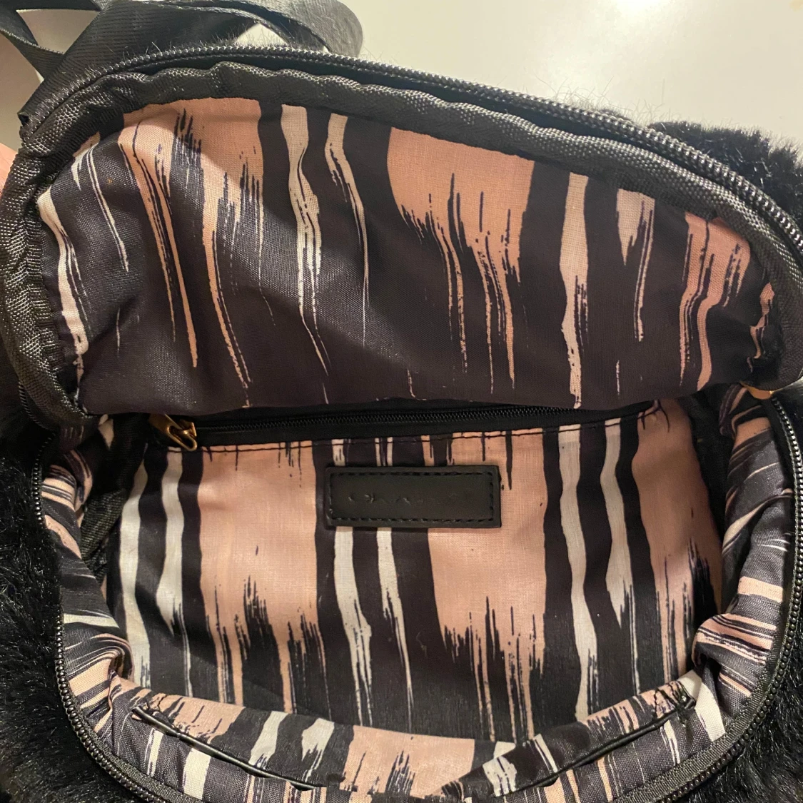 Svart axelväska med pälsdetaljer - 1