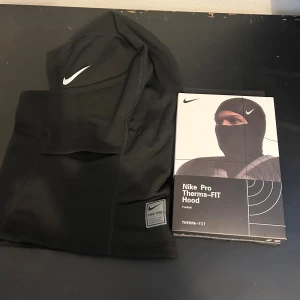 Nike skimask  - Nike skimask. Perfekt för vintern riktigt snygg och varm.        Bara att höra av sig vid funderingar. 