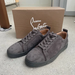 Grå Christian Louboutin skor - Ett par feta grå Christian Louboutin skor i storlek 43. Knappt använda Max 4 ggr, så fortfarande i riktigt bra skicka. Tveka inte på att höra av dig om du har frågor!