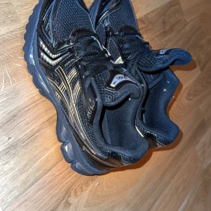 Svarta Asics Gel-Kayano sneakers - Hej! Säljer ett par helt nya Asics gel kayano sneakers i färgen svart. Helt oanvända, har enbart testat de en gång. Då var de också för små för mig, skulle säga att de ändå är små i storleken. De är 42 men passar som 40-41. Ställ gärna frågor, kom med bud och vid snabb affär kan jag tänka mig att gå ner vid pris! 