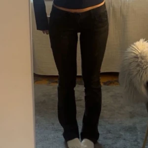 Svarta bootcut jeans från LTB - Snygga svarta jeans från LTB, modell Valerie, med bootcut passform och klassisk femficksdesign. Jeansen har låg midja och är tillverkade i stretchigt denim för en bekväm känsla. Perfekta för dig som gillar en tidlös look med lite extra edge.