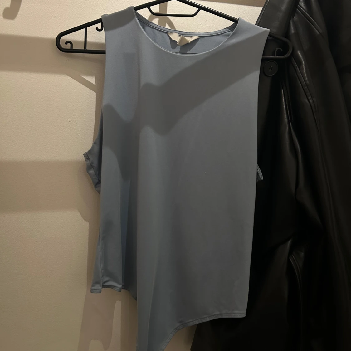 Ljusblå ärmlös linnebody med asymmetrisk kant - 1