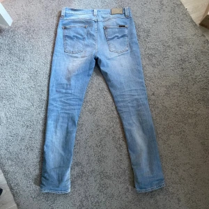 Lean Dean nudie jeans - Säljer nu dessa riktigt fina nudie jeansen med en fin tvätt. Jeansen storlek är 29/30 men passar mer 33/30 eftersom de har töjts ut i midjan. Cm mått (W 40cm) (L  101 cm )