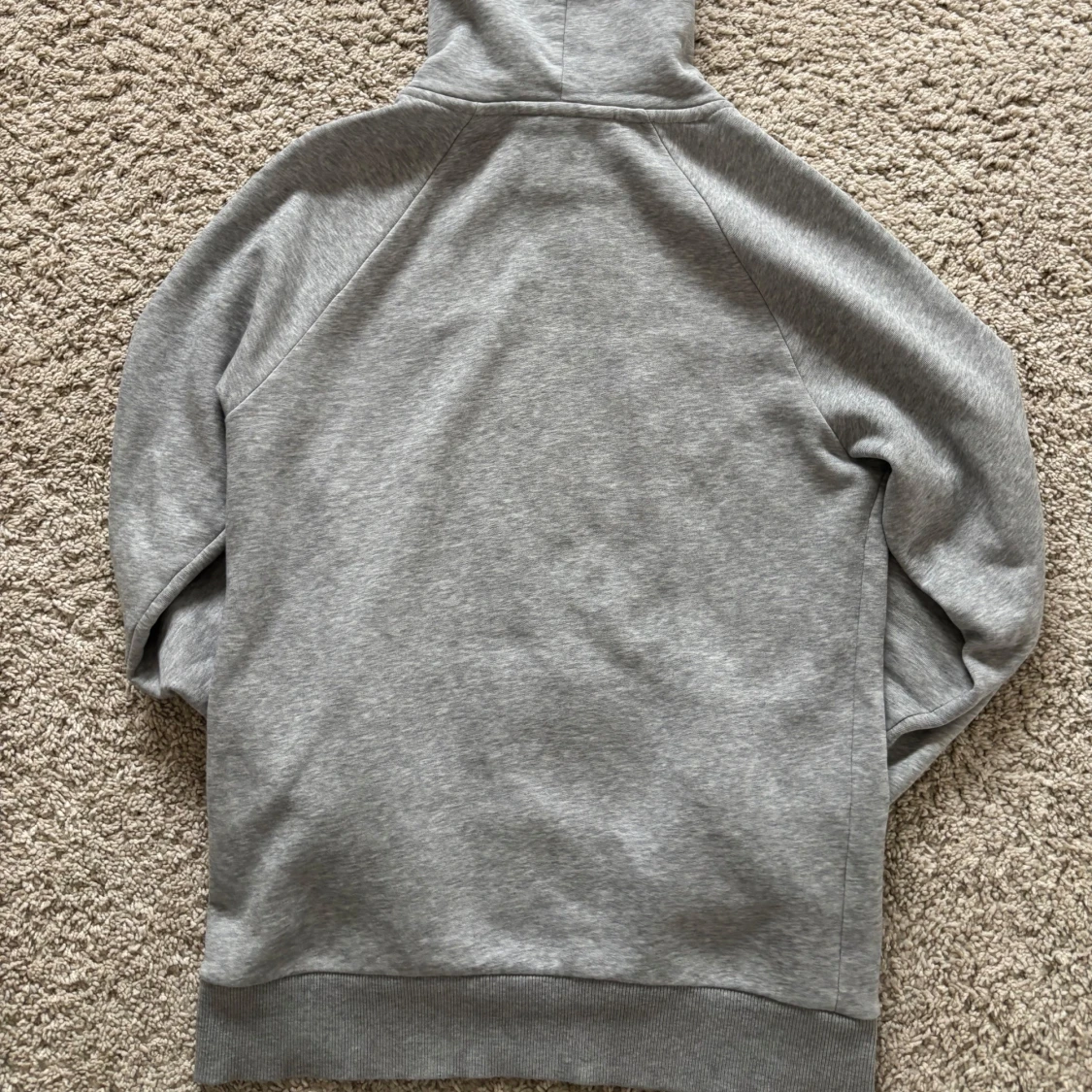 Grå hoodie från Peak Performance - 1