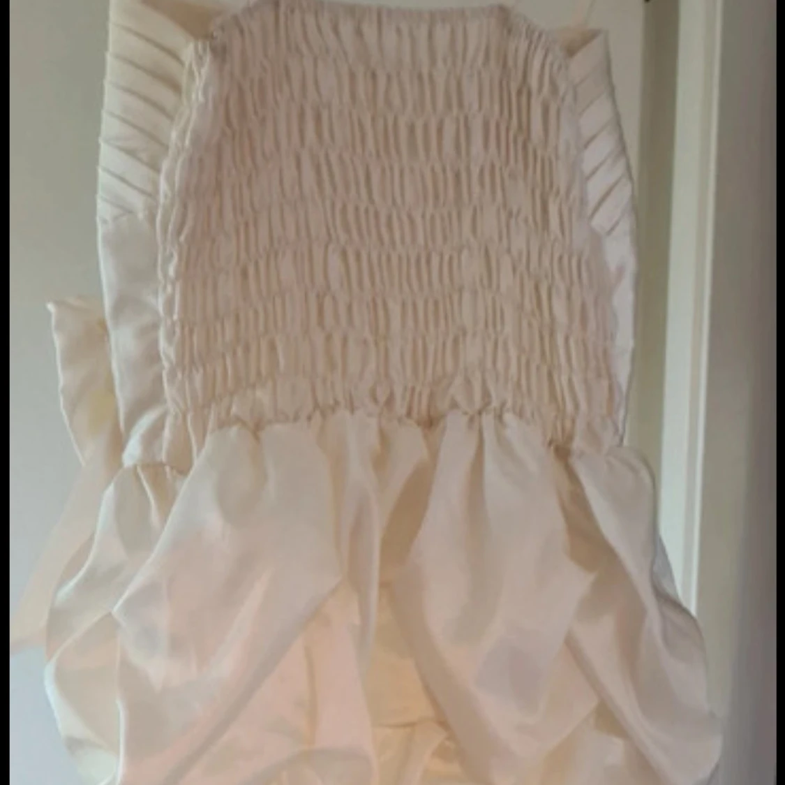 Vit kort klänning med rosett - 2