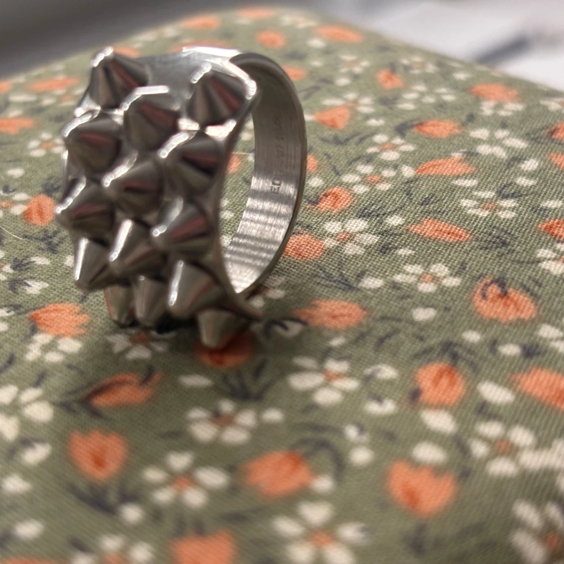 Silvrig ring med nitar - 3