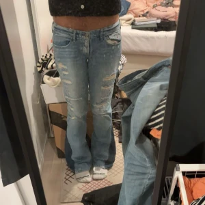 hollister jeans - säljer dessa hollister jeans som är utsydda till bootcut, stl 28