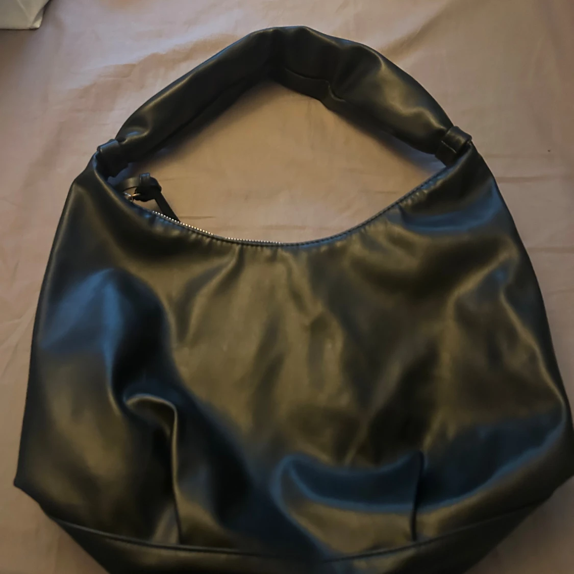 Svart axelväska i skinnimitation