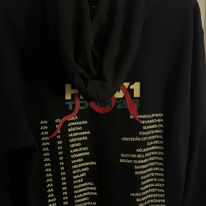 Svart hoodie Hov1 Tour 2023 - Hov1 hoodie ifrån 2023 tour. Jätte bra skick har knappt använt. Det är bara att skriva om man har någon fråga eller vill se fler bilder❤️ pris går att diskutera men går helst ej under 750. Den är i storlek S