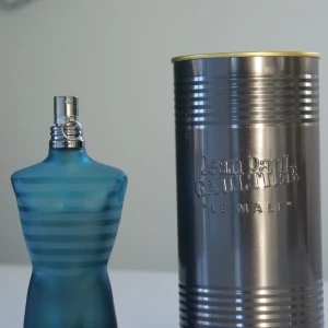 Jean Paul Gaultier Le Male - Klassisk och ikonisk herrdoft – söt, fräsch och maskulin med vanilj, lavendel och mint. En tidlös doft som fortfarande får komplimanger!  Ca 100/125 ml kvar 📦 Originalkartong finns 💰 Nypris: ca 850–950 kr ✅ Äkta produkt – köpt i butik 🧊 Förvarad mörkt och svalt 🚫 Säljs då jag inte använder den längre  📍 Kan skickas eller hämtas Kolla mina andra inlägg för fler parfymer i bra skick!