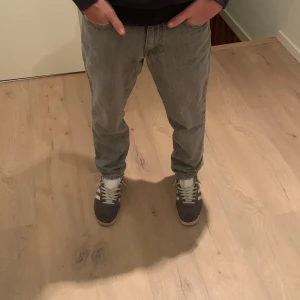 Grå raka jeans i loose fit - Säljer ett par grå jeans med rak passform och loose fit. Jeansen har klassiska fem fickor, bälteshällor och är tillverkade i denim. Perfekta för en avslappnad och stilren look. Pris kan diskuteras vid en snabb affär🚚♻️