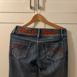 Diesel vintage jeans -  Köpt på secondhand för 1000kr, använt fåtal gånger, kände att den var för liten på mig.  Väldigt strechig o mjuk material   Mått Midja rakt över 38cm Innerbenslängd 77cm  Diesel vintage jeans 