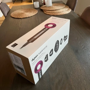 Dyson supersonic dh08 hårfön - Säljer min helt nya Dyson Supersonic HD08 hårfön i perfekt skick. Denna prisbelönta hårfön är känd för sin snabba torkning, intelligenta värmekontroll och skonsamhet mot håret. Perfekt för dig som vill ha salongskvalitet hemma!  Snabb torkning, intelligent värmekontroll, joniserande teknologi för minskat friss. Alla originaltillbehör medföljer (t.ex. stylingmunstycken, diffuser). Anledning till försäljning är för att personen jag skulle ge den till i present hade redan fått en likadan.
