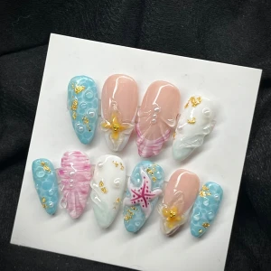 Press on naglar - Press on naglar storlek Medium.   Gör press on naglar på beställning och med dina egna mått. Hör av dig i Meddelande om du vill beställa. 🛍️  ————-  This set is in medium size. I make customized nails in your shape, size and design. DM me for more info. 🛍️