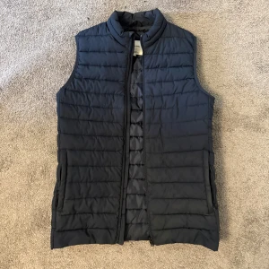 Väst - Stilren väst från jack&jones. I färg marinblå, storlek S