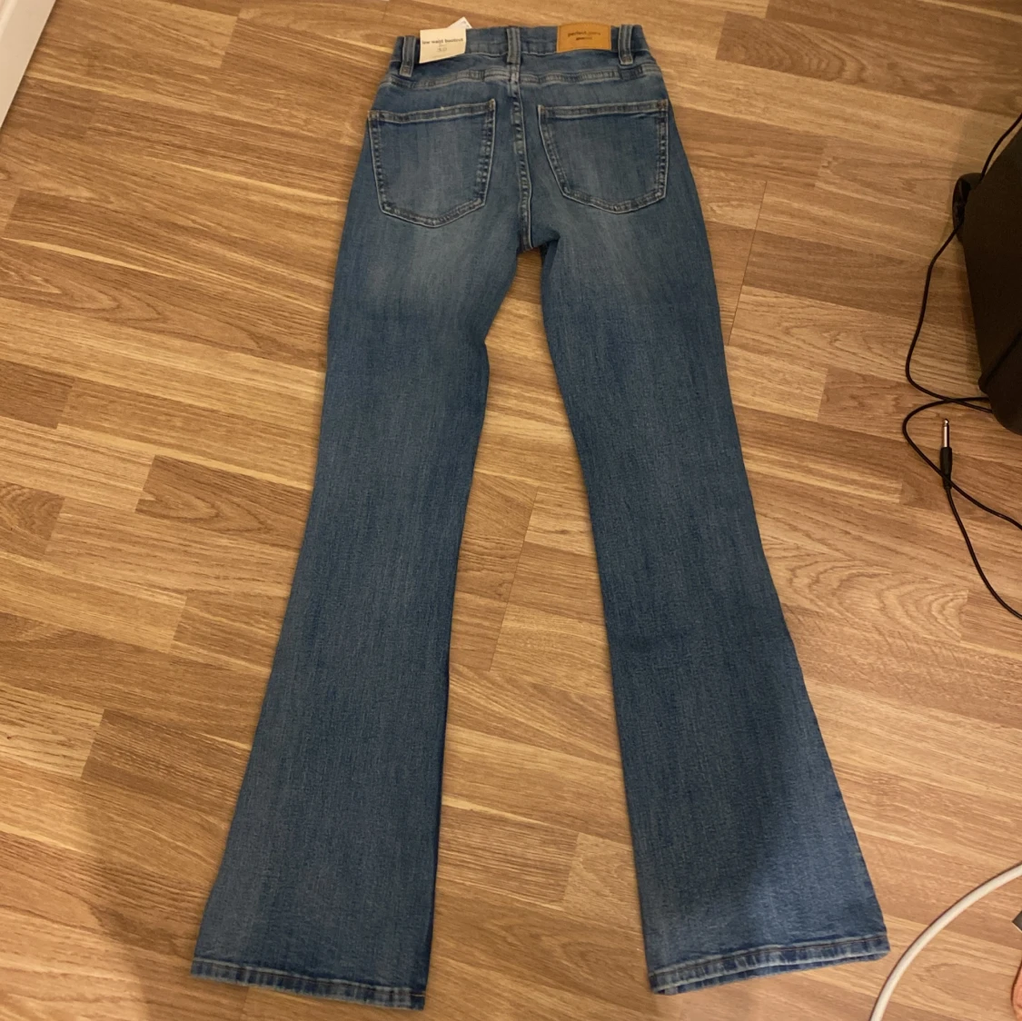 Blå bootcut jeans från Gina Tricot - 2