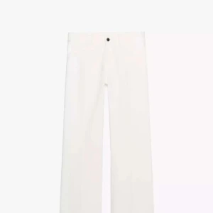 Vita flare jeans från Zara, strl 40 - Snygga vita jeans från Zara i modellen The Fold Up Flare. Byxorna har hög midja, utsvängda ben. Jeansen är i stl 40 men är för små för mig som vanligtvis har stl 38. Kan skicka mått! Lapparna finns inte kvar men är aldrig använda ❤️