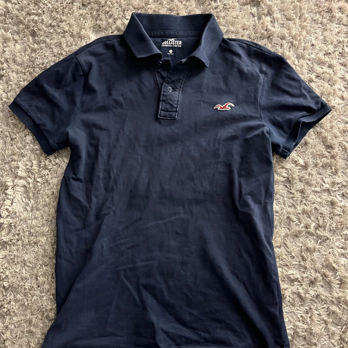 Mörkblå pikétröja från Hollister 