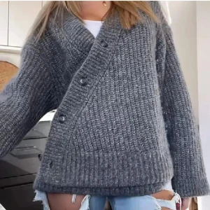 Stickad kofta - Supermysig grå stickad kofta från other stories!!💕💕 love it så snygg men vill kolla intresset på denna! Också IOM att den är slutsåld svår att få tag på!