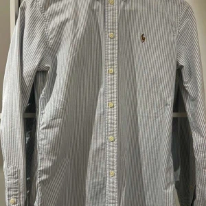 Ralph Lauren skjorta - Säljer denna feta skjortan i storlek S för 399! Väldigt bra skick, inga defekter | Tveka inte med att ställa frågor | Pris diskuteras vid snabb affär |