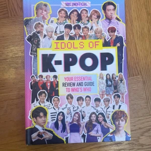 Idols of K-POP: Your Essential Review and Guide to Who's Who - Upptäck K-POP-världens största stjärnor! Denna färgglada guide ger dig en översikt över de populäraste idolerna, grupperna och trenderna. Perfekt för dig som vill veta mer om K-POP och hitta nya favoriter bland artister och band.