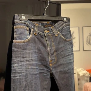 Nudie jeans jim trim - Skit snygga byxor som är i jätte bra skick, köptes här på plick men de passa tyvärr inte. Köptes för 650kr. 