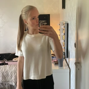 Stickad vit t-shirt  - Säljer vit stickad t-shirt, då jag har dubbletter💖 Storlek S från vero moda, hör av er vid frågor! Super skönt material och strechig 💞