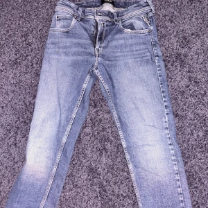 Replay ljusblå jeans Wallys 16A - Snygga ljusblå jeans från Replay, modell Wallys. Klassisk femficksdesign med raka ben och coola detaljer på bakfickorna. (Fläckar på båda fickorna )Jeansen har normal passform och är tillverkade i mjukt denimtyg. Perfekt för dig som gillar stilrena och bekväma jeans.